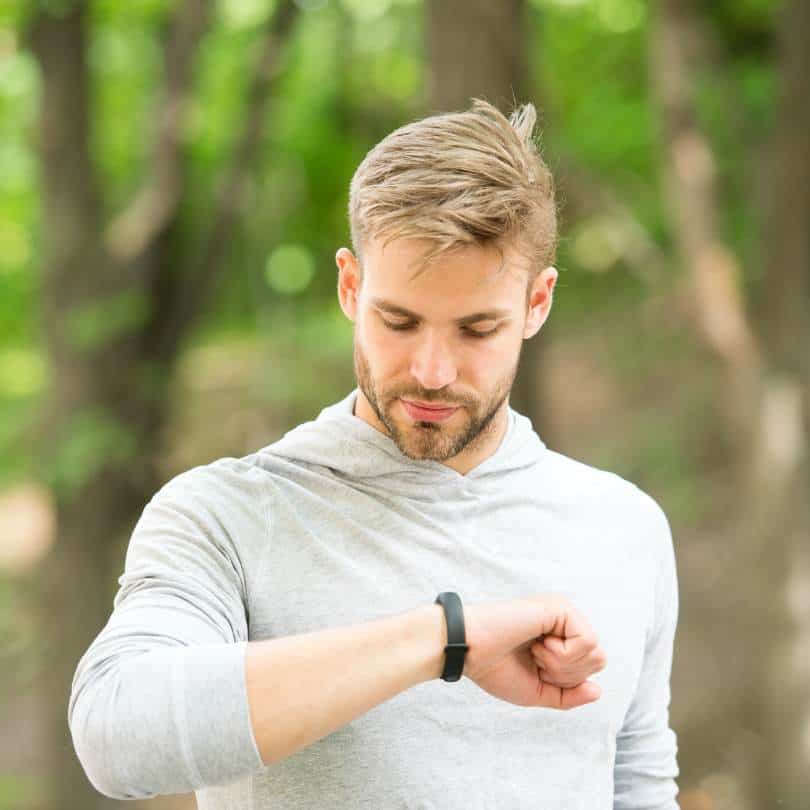 Hombre con podómetro para ejercicio en diabetes