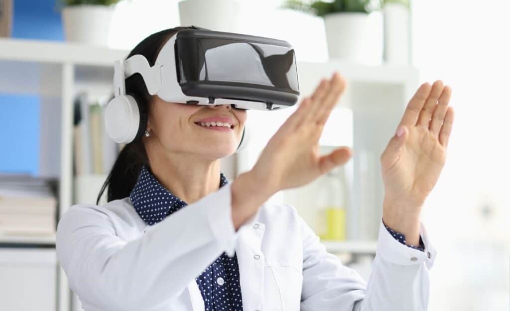 Estudiante de fisioterapia usando realidad virtual combinada con IA