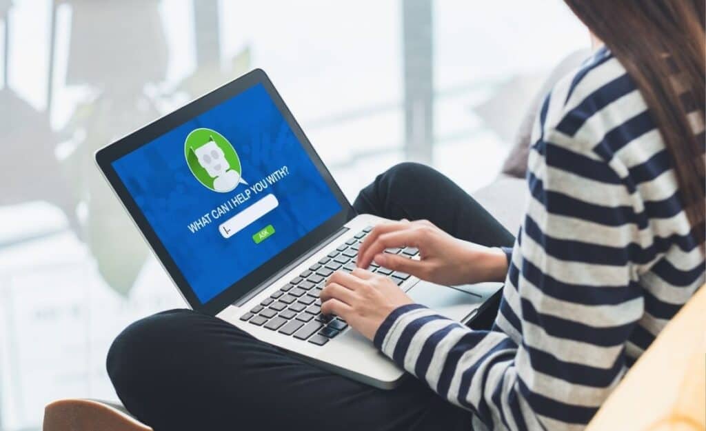 Estudiante de fisioterapia usando un chatbot de IA para sus estudios