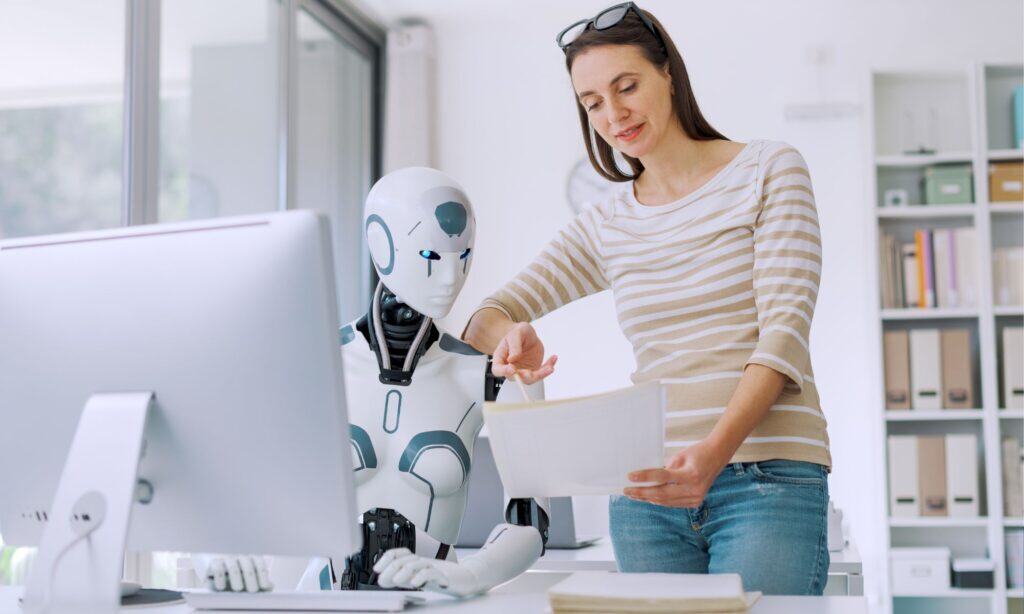 Fisioterapeuta junto a robot desarrollado con inteligencia artificial.
